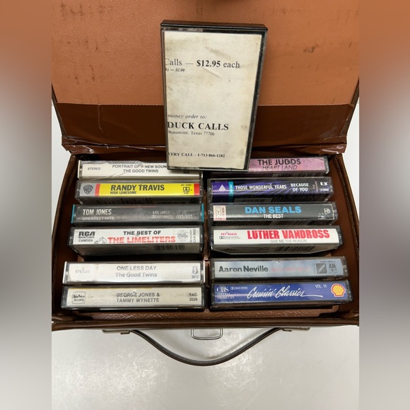 Cassette Tape Holder Storage Carry Suitcase With Handle  Holds 12 Tapes Vintage - Picture 2 of 8